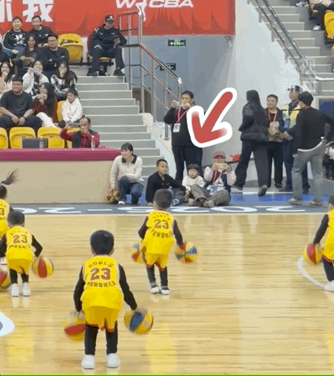 配资操盘技巧官网 幼儿园小朋友篮球表演失误，为何却获全网点赞？